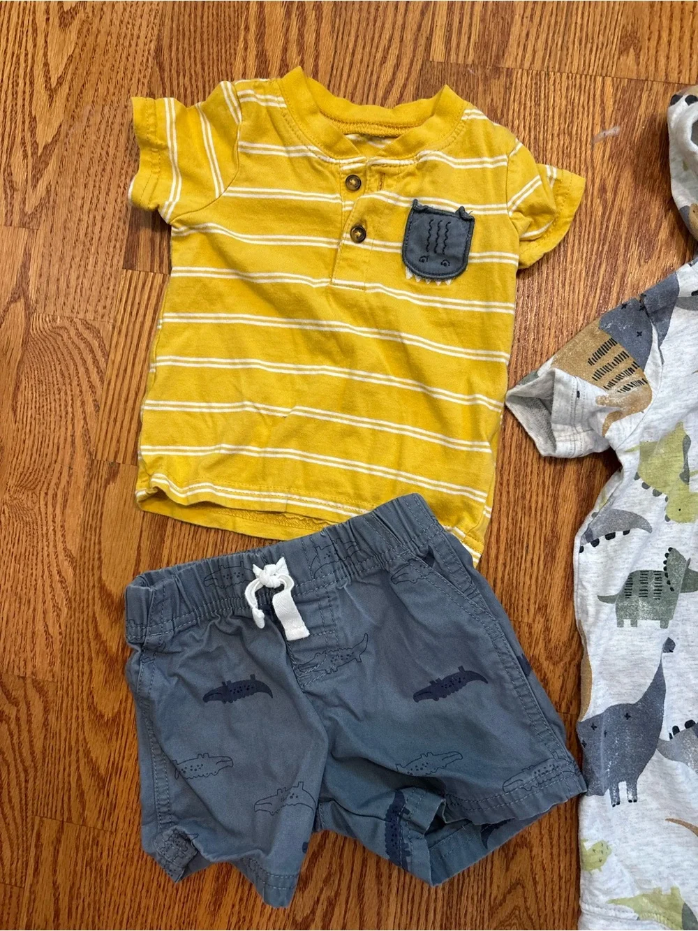 Carters 9 month baby boy summer shorts outfits dinosaur alligator